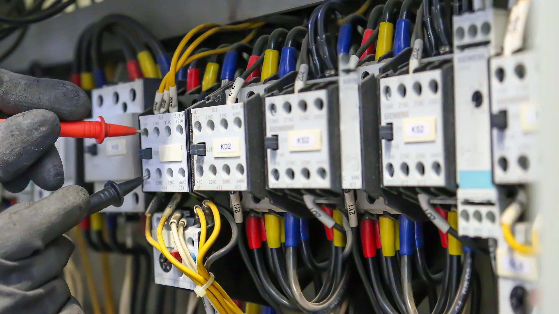 Électricien professionnel en intervention à Grigny